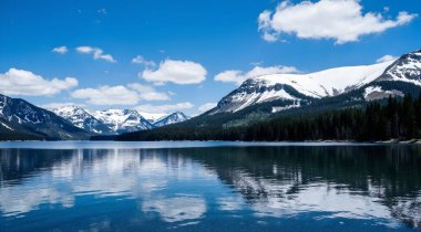 Göl ve dağlarla dolu güzel bir manzara.