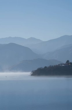 Dağlarla, bulutlarla dolu güzel bir manzara.
