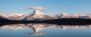 Dağlardaki gölün güzel manzarası