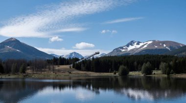 Dağlardaki dağ gölü