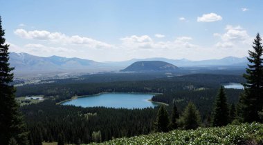 Dağlardaki güzel dağ gölü