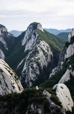 Dağları olan güzel bir manzara. Seyahat, doğa.,