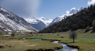 Dağları ve bulutları olan güzel bir manzara