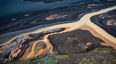 Dağlardaki nehrin güzel manzarası