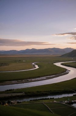 Dağlarda gölü olan güzel bir manzara.