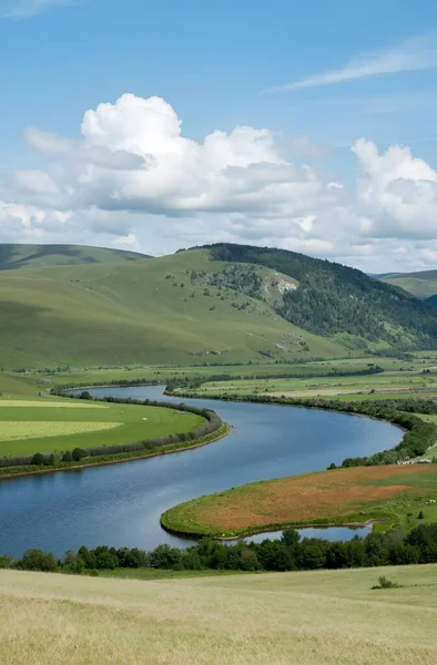 Nehir ve dağlarla dolu güzel bir manzara