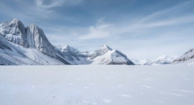 Dağlardaki gölün güzel manzarası