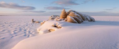 Kışın karla kaplı buz