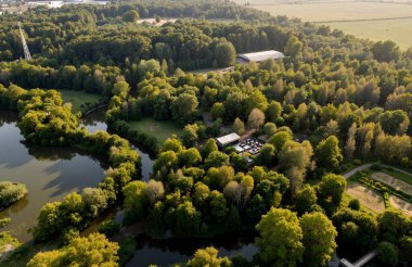 Nehir ve göl havadan görünüyor.