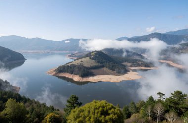 Dağlardaki göl manzarası
