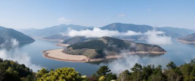 Göl ve dağlarla dolu güzel bir manzara.