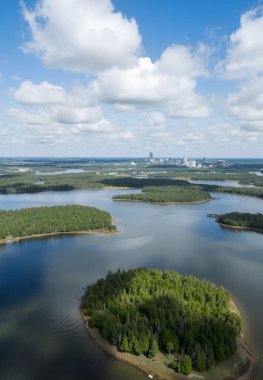 Ormandaki gölün havadan görünüşü