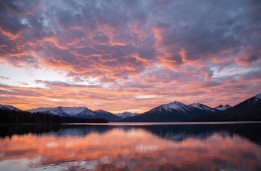 Dağlardaki gölün üzerinde güzel bir gün batımı