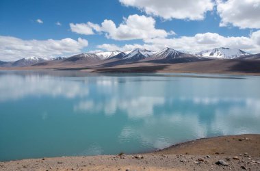 Gölün dağlarında güzel bir manzara