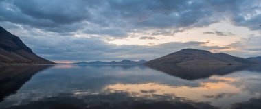 Gölün üzerinde güzel bir gün batımı