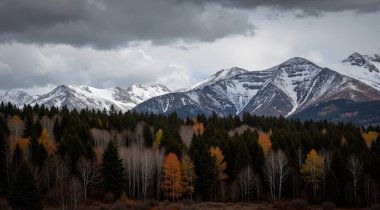 Dağları ve bulutları olan güzel bir manzara