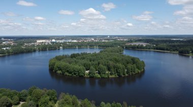 Drone görüntü. Orman Gölü ile kırsal bölgenin havadan görünümü