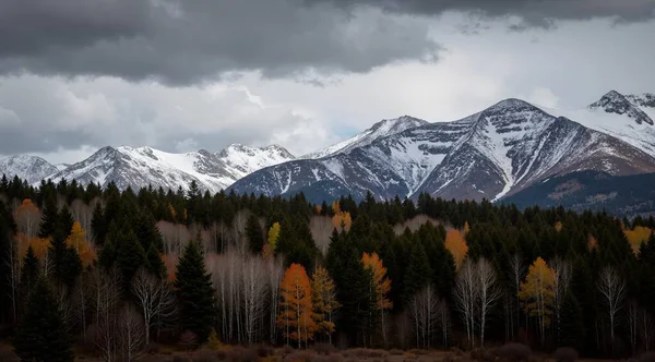 Dağları ve bulutları olan güzel bir manzara