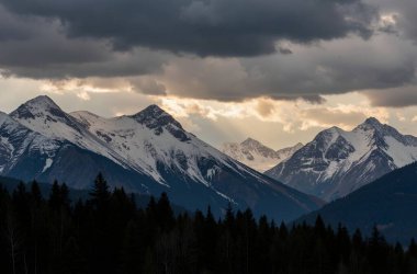 Dağları ve bulutları olan güzel bir manzara