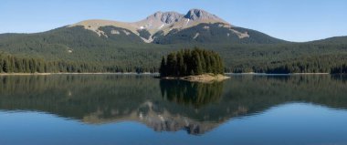 Göl ve dağlarla dolu güzel bir manzara.