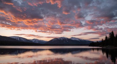 Dağlardaki güzel göl