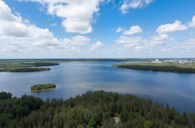 Şehirdeki nehrin havadan görünüşü