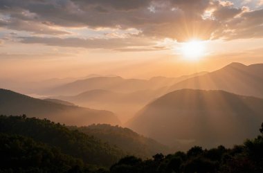 Dağlarda güzel bir gün batımı