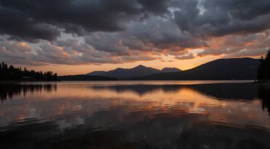 Gölün üzerinde güzel bir gün batımı