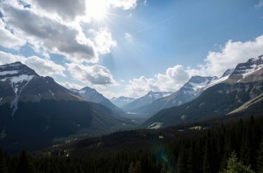 Dağları ve bulutları olan güzel bir manzara
