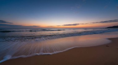 Denizin üzerinde güzel bir gün batımı