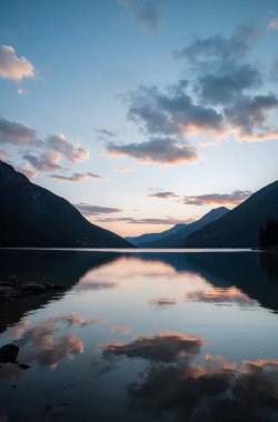 Gölün üzerinde güzel bir gün batımı