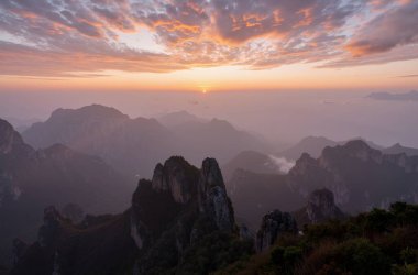Dağın üstünde güzel bir gün batımı