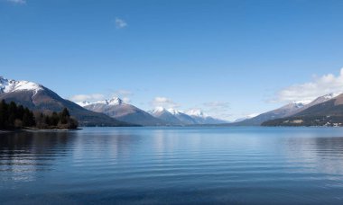 Göl ve dağlarla dolu güzel bir manzara.
