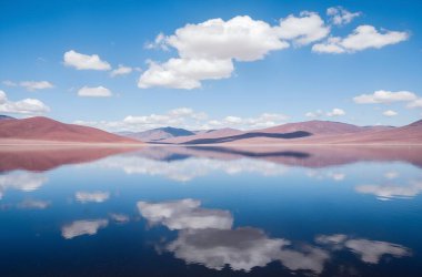 Dağlardaki güzel göl manzarası