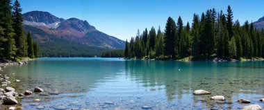 Dağlardaki güzel göl manzarası