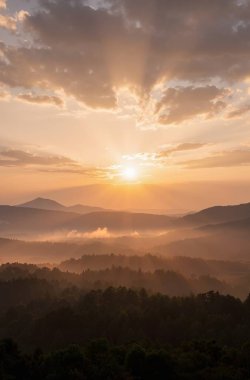 Dağın üzerinden gün batımı