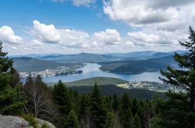 Göl ve dağ manzarası