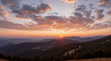 Dağların ardında güzel bir gün batımı