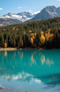 Göl ve dağlarla dolu güzel bir manzara.