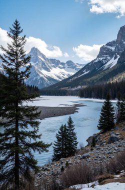 Dağlardaki güzel göl manzarası