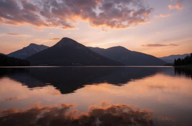 Gölde gün batımı