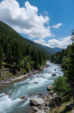 Dağları ve mavi gökyüzü olan güzel bir manzara.