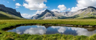 Dağlardaki dağ gölü