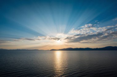 Denizin üzerinde gün batımı