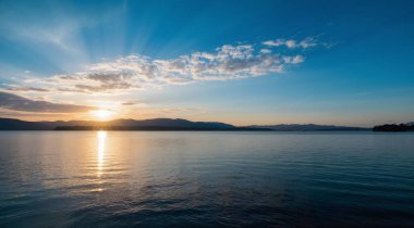 Baykal Gölü 'nde güzel bir gün doğumu