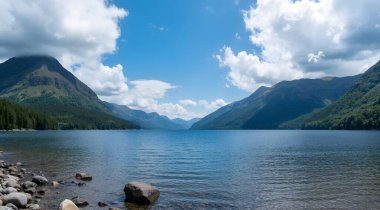 Dağlardaki güzel göl
