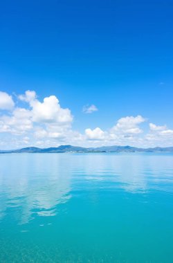 Açık mavi su ile göl