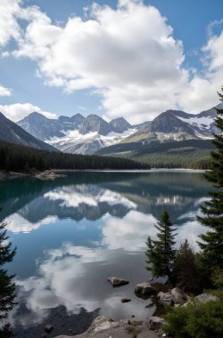 Dağlardaki güzel göl manzarası