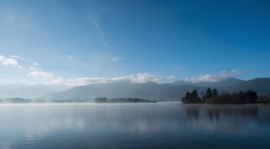 Doğada gölü olan güzel bir manzara.