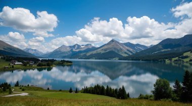 İsviçre dağlarında göl